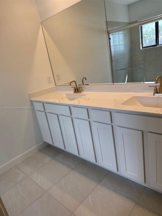 Под контрактом: $2,700 (3 спален, 2 ванн, 1500 Квадратных фут)