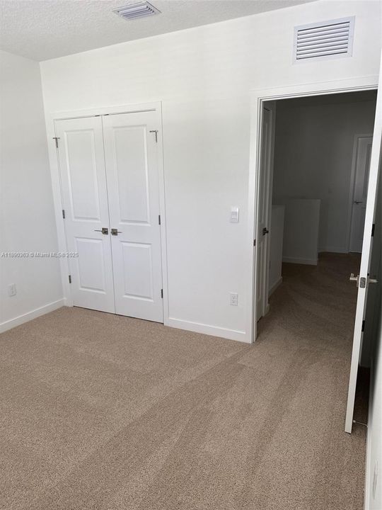 Под контрактом: $2,700 (3 спален, 2 ванн, 1500 Квадратных фут)