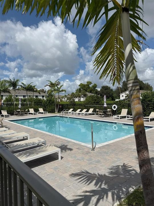 Под контрактом: $2,700 (3 спален, 2 ванн, 1500 Квадратных фут)