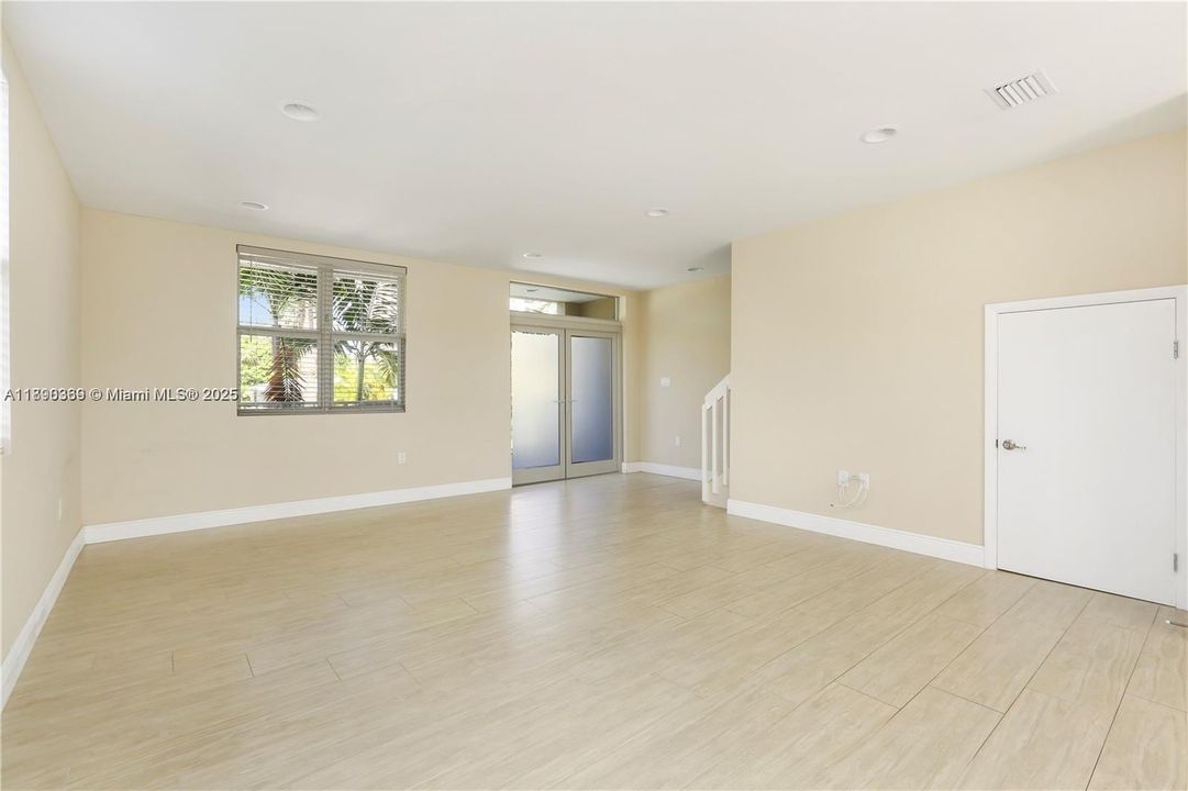 Activo con contrato: $3,800 (3 camas, 2 baños, 1680 Pies cuadrados)