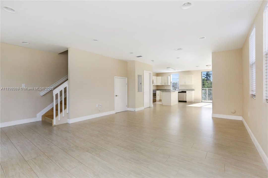 Activo con contrato: $3,800 (3 camas, 2 baños, 1680 Pies cuadrados)