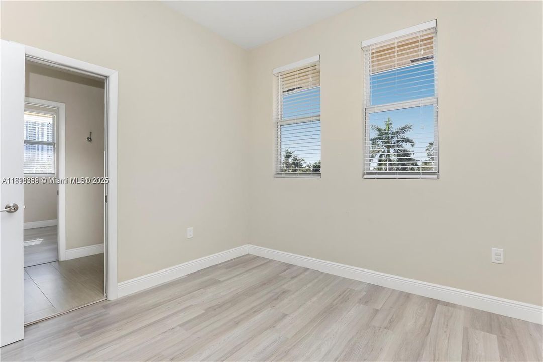 Activo con contrato: $3,800 (3 camas, 2 baños, 1680 Pies cuadrados)