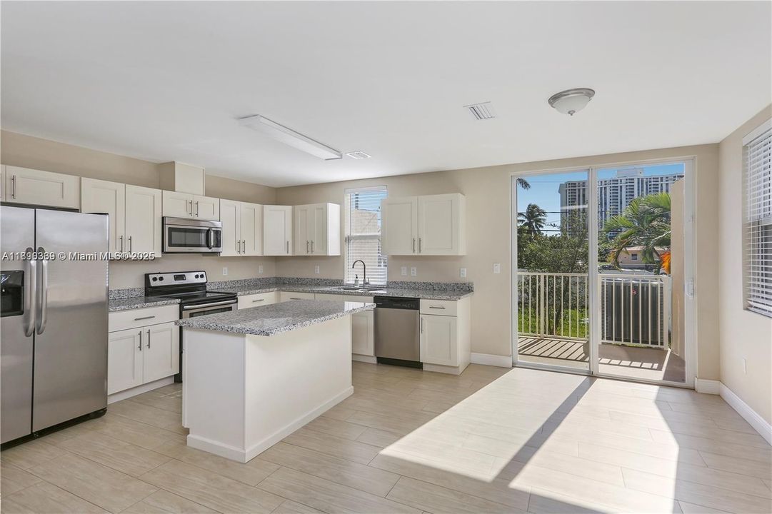 Activo con contrato: $3,800 (3 camas, 2 baños, 1680 Pies cuadrados)