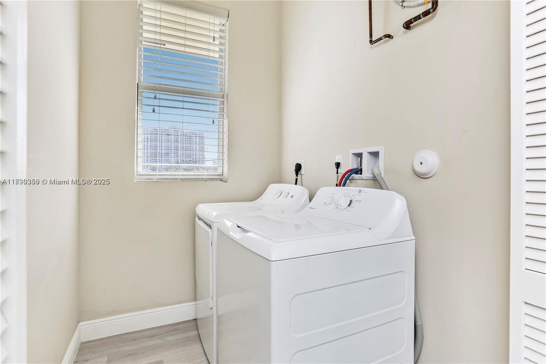 Activo con contrato: $3,800 (3 camas, 2 baños, 1680 Pies cuadrados)