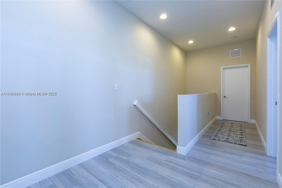 Activo con contrato: $3,800 (3 camas, 2 baños, 1680 Pies cuadrados)