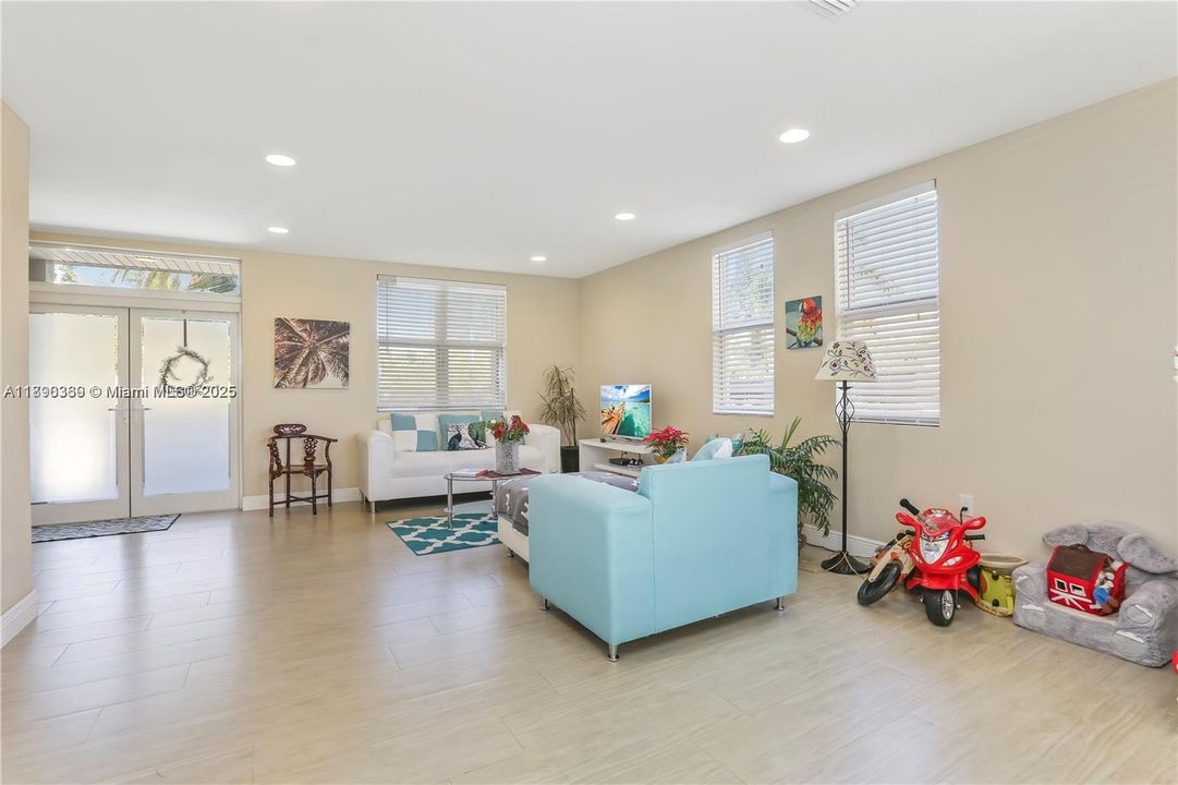 Activo con contrato: $3,800 (3 camas, 2 baños, 1680 Pies cuadrados)