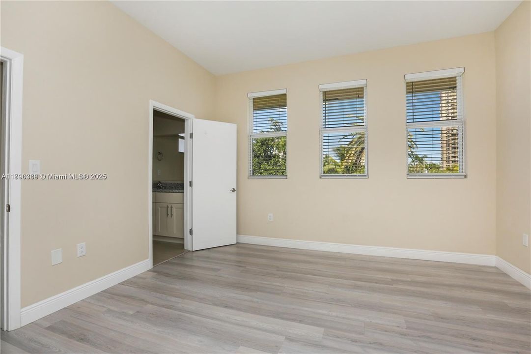 Activo con contrato: $3,800 (3 camas, 2 baños, 1680 Pies cuadrados)