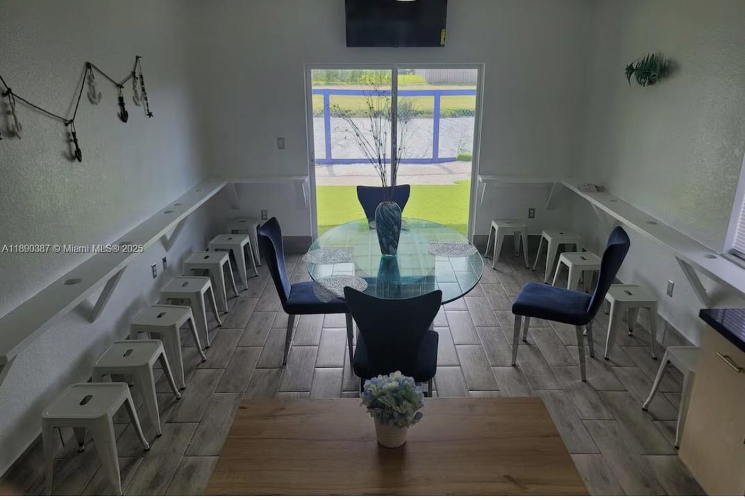 For Sale: $599,000 (3 beds, 2 baths, 1519 Square Feet)