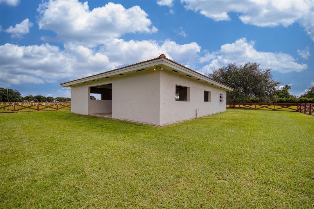 待售: $525,000 (0.91 acres)