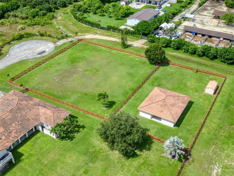 待售: $525,000 (0.91 acres)