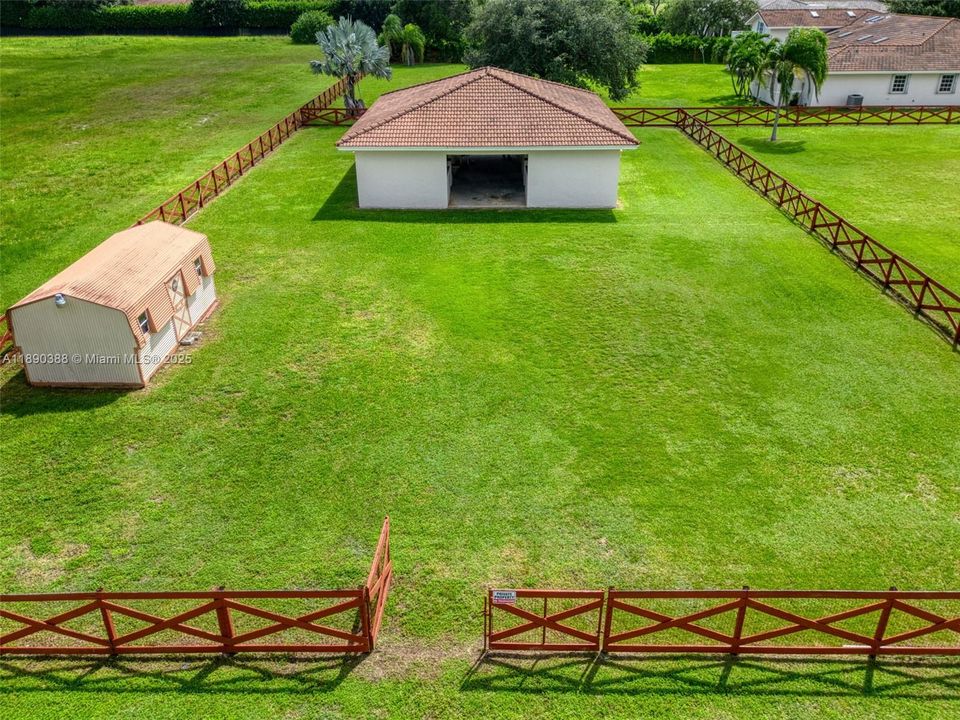 待售: $525,000 (0.91 acres)