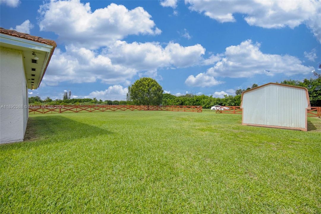 待售: $525,000 (0.91 acres)