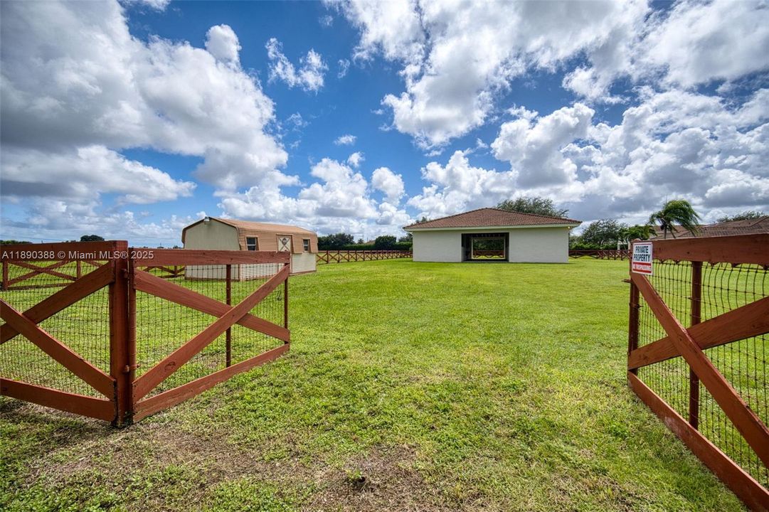 待售: $525,000 (0.91 acres)