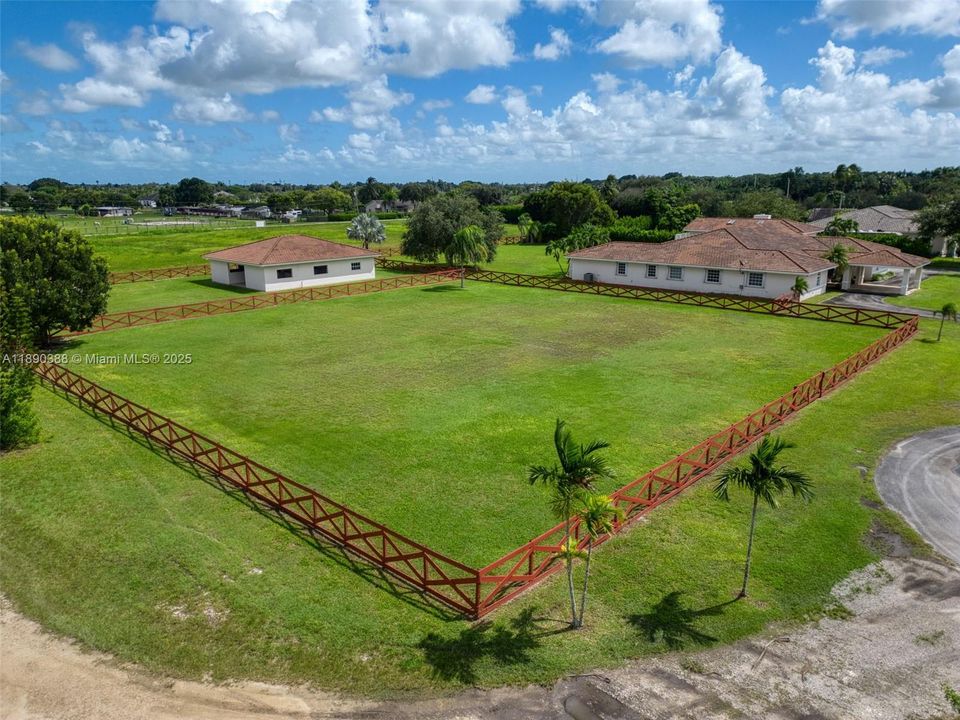 待售: $525,000 (0.91 acres)