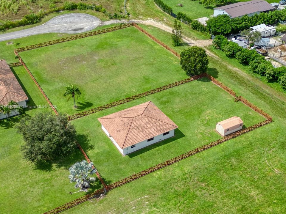 待售: $525,000 (0.91 acres)