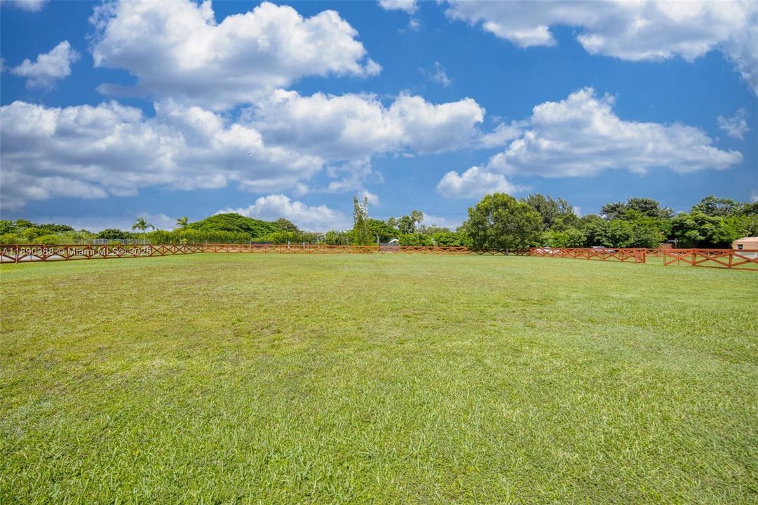 待售: $525,000 (0.91 acres)