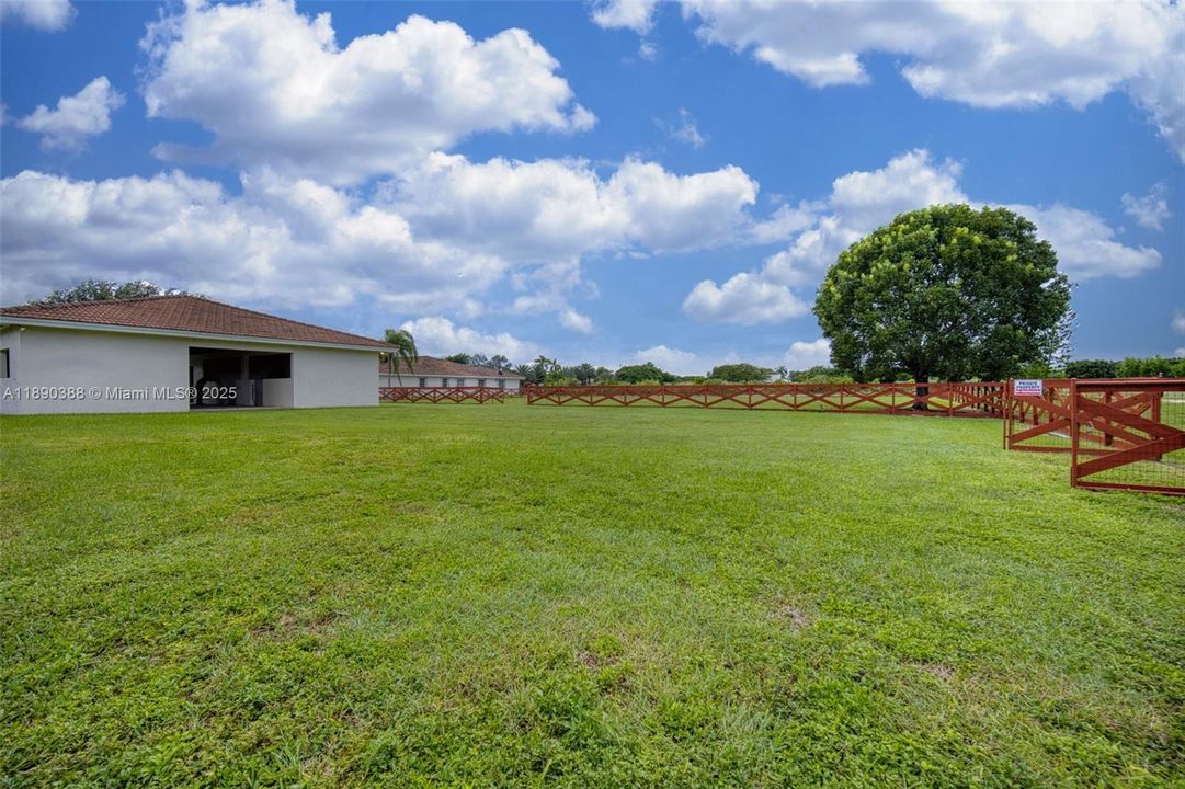 待售: $525,000 (0.91 acres)