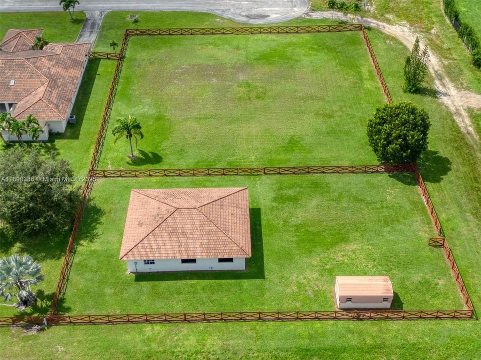 待售: $525,000 (0.91 acres)