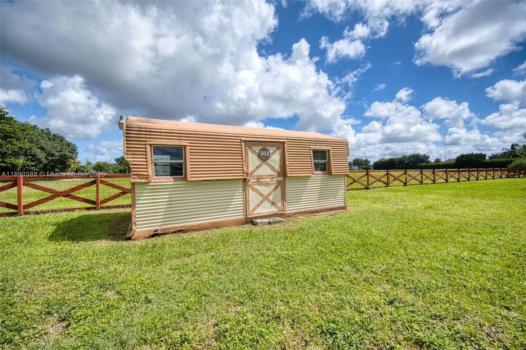 待售: $525,000 (0.91 acres)