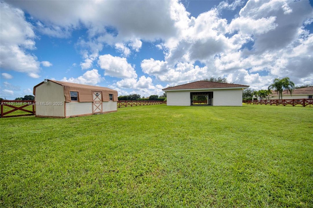 待售: $525,000 (0.91 acres)