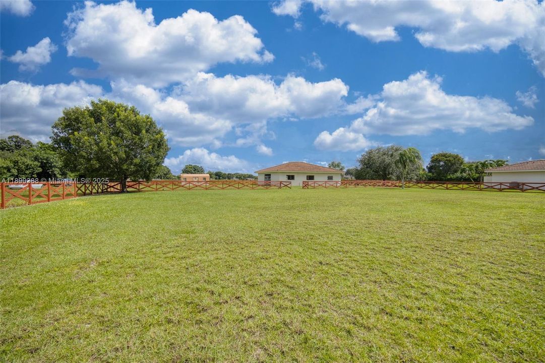 待售: $525,000 (0.91 acres)