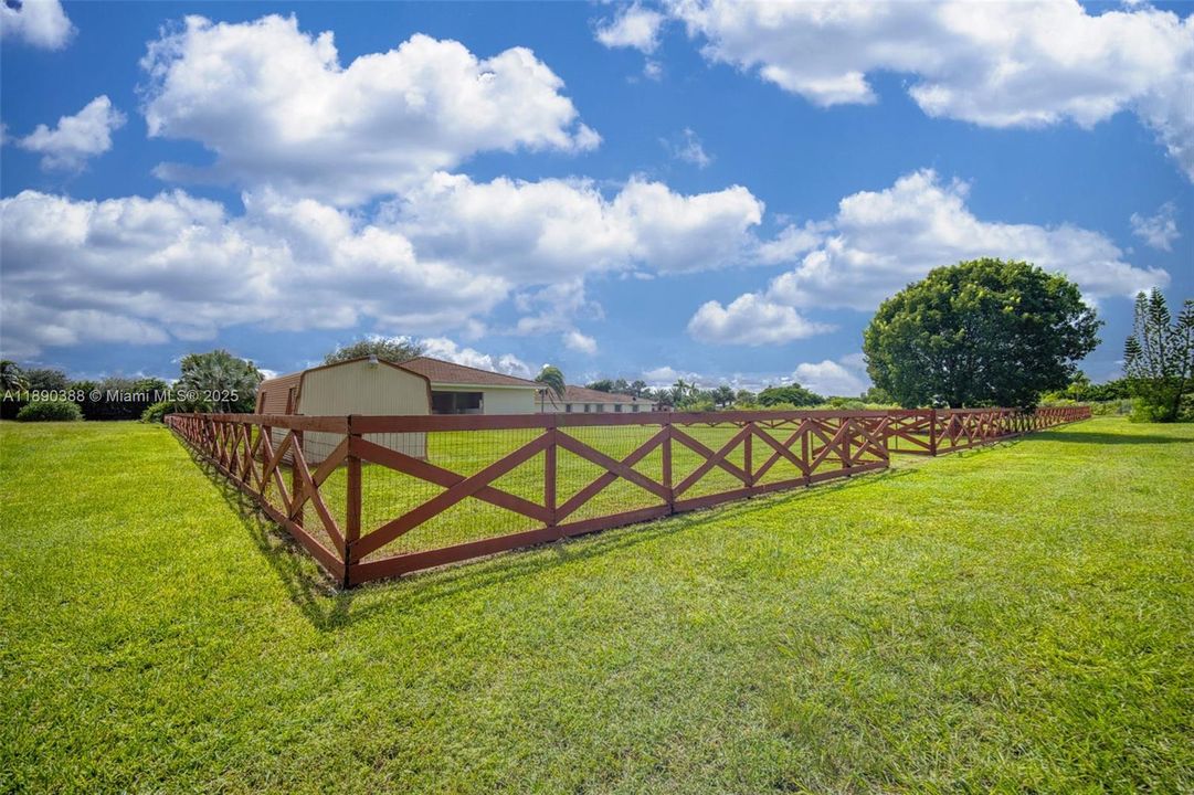 待售: $525,000 (0.91 acres)