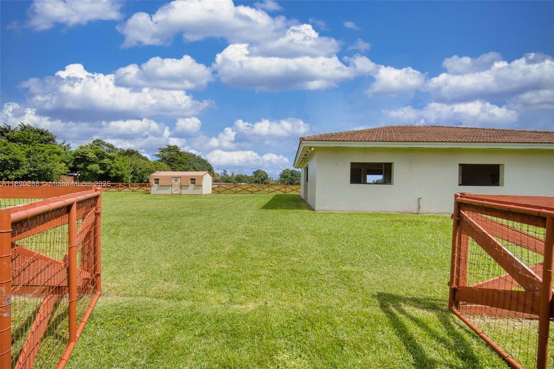 待售: $525,000 (0.91 acres)