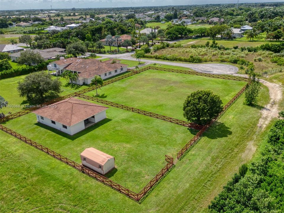 待售: $525,000 (0.91 acres)