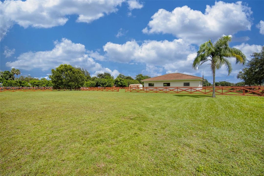 待售: $525,000 (0.91 acres)