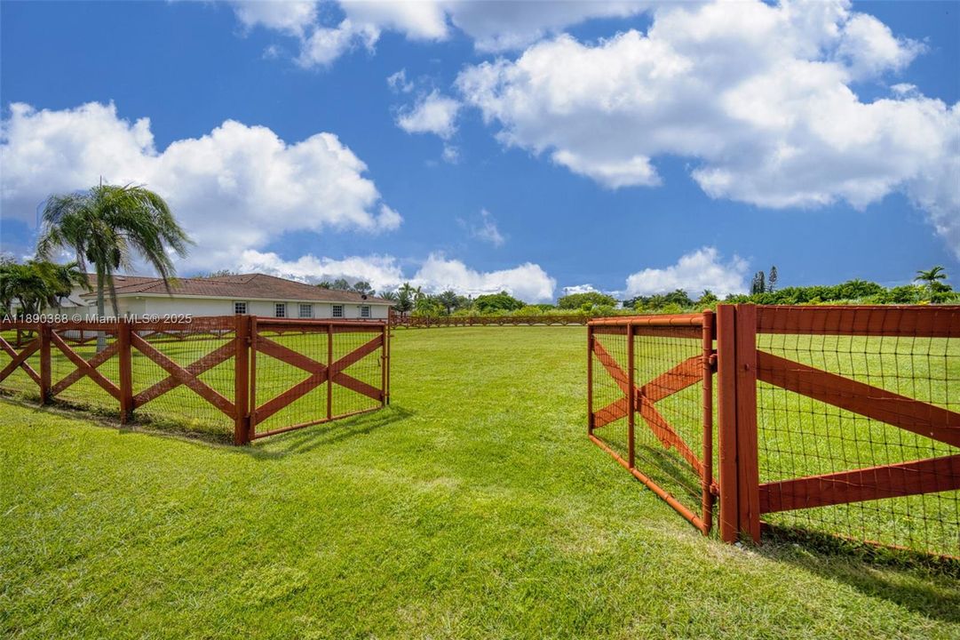 待售: $525,000 (0.91 acres)