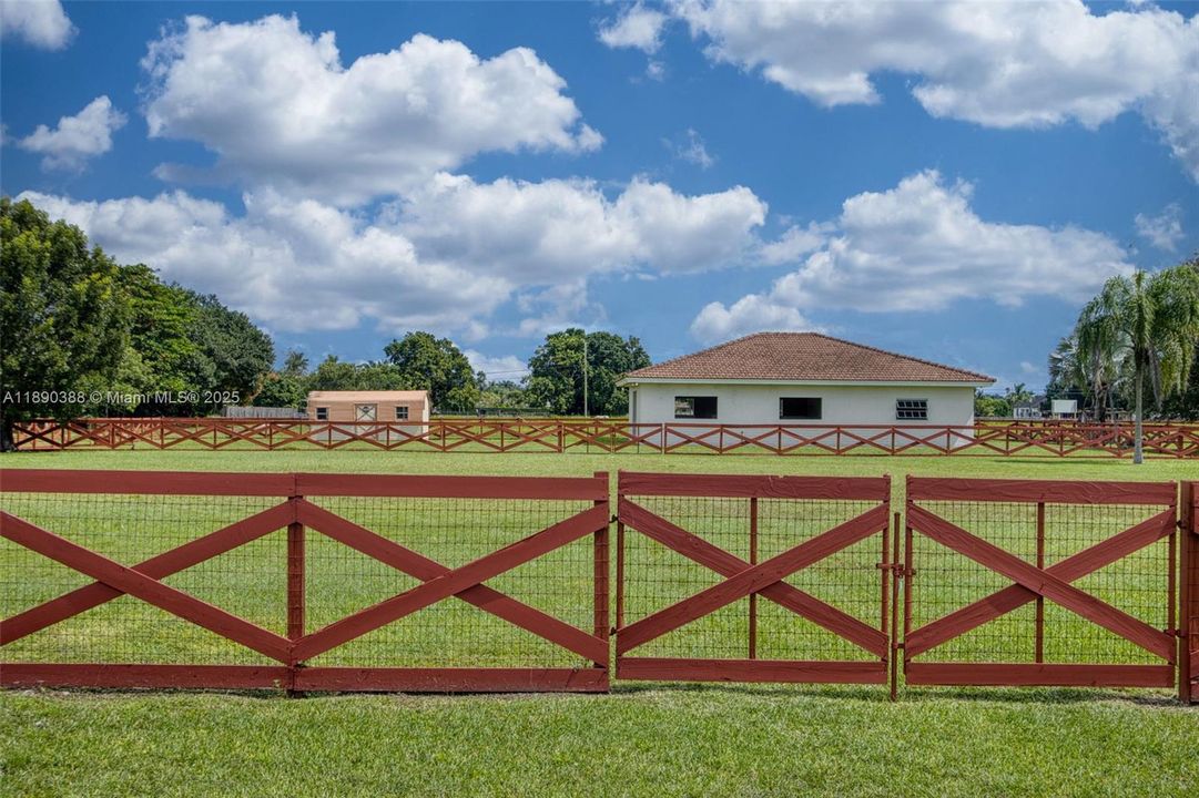 待售: $525,000 (0.91 acres)