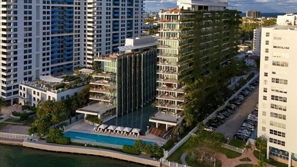 Под контрактом: $35,000 (3 спален, 3 ванн, 2691 Квадратных фут)