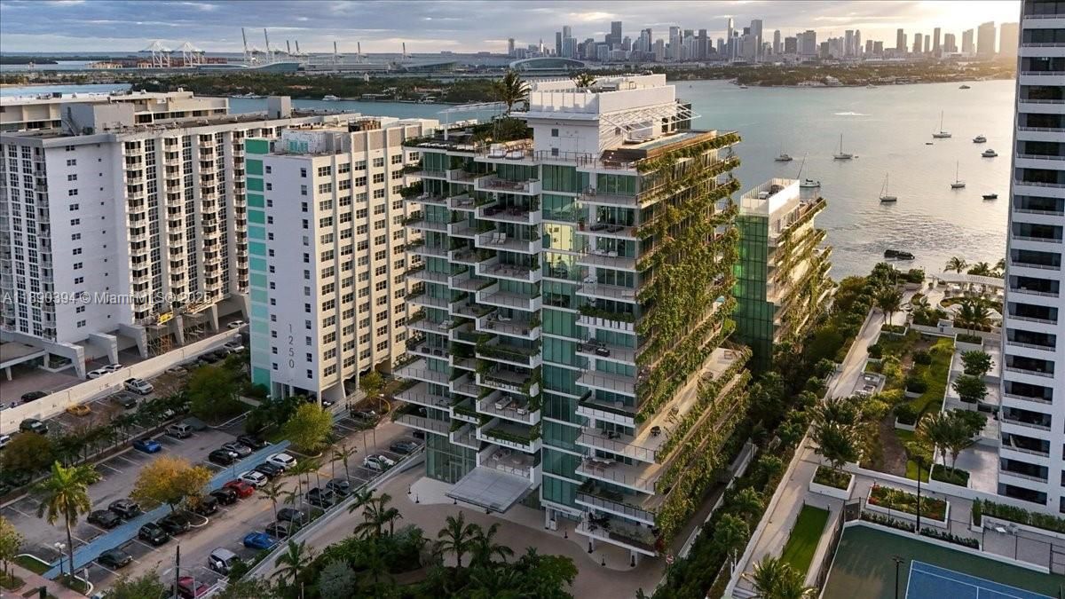 Под контрактом: $35,000 (3 спален, 3 ванн, 2691 Квадратных фут)