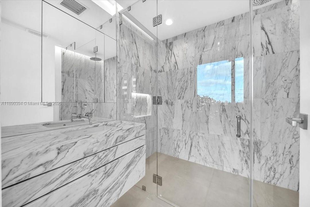 Под контрактом: $35,000 (3 спален, 3 ванн, 2691 Квадратных фут)