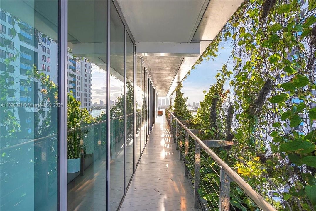 Под контрактом: $35,000 (3 спален, 3 ванн, 2691 Квадратных фут)