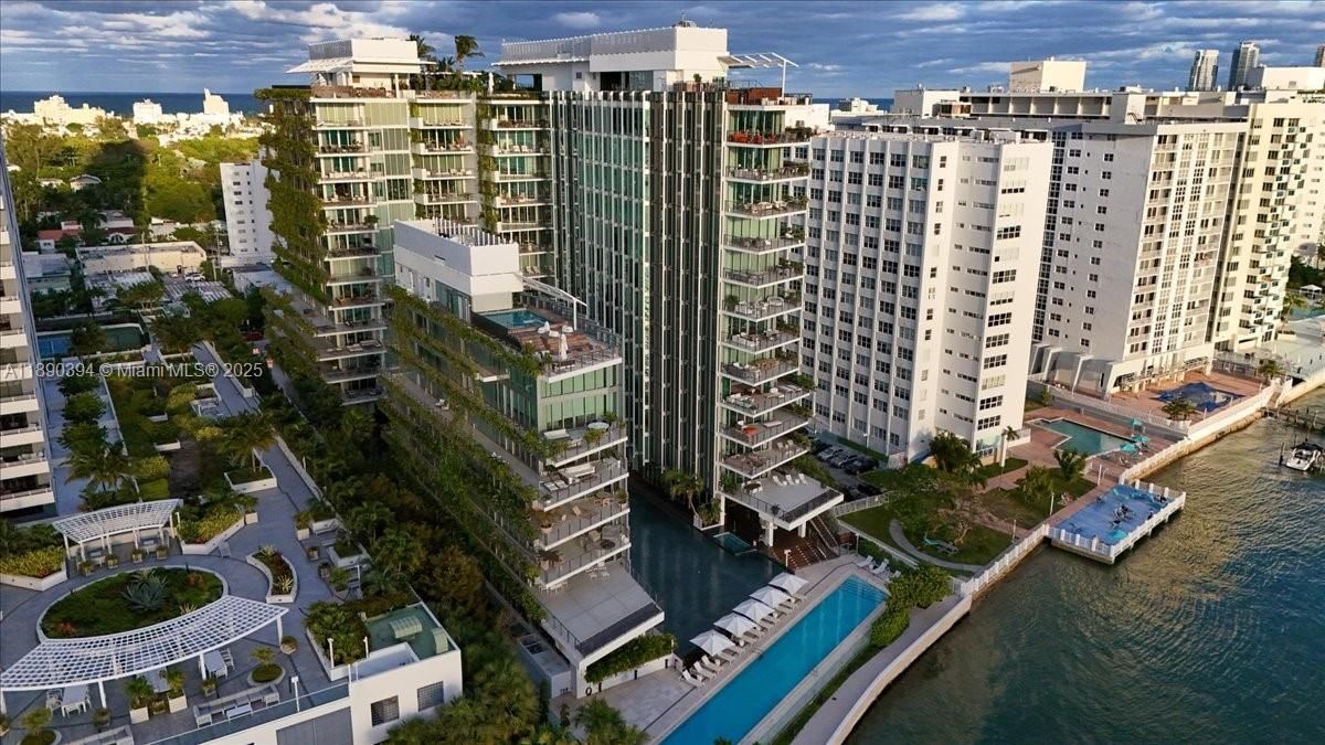 Под контрактом: $35,000 (3 спален, 3 ванн, 2691 Квадратных фут)