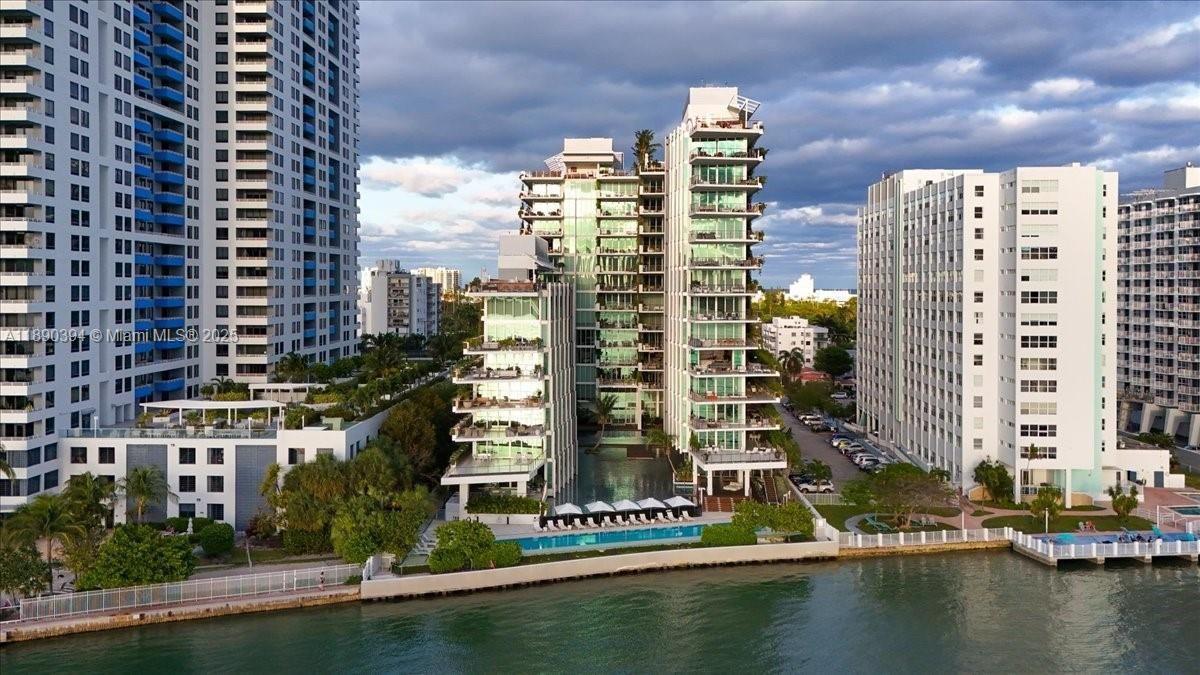 Под контрактом: $35,000 (3 спален, 3 ванн, 2691 Квадратных фут)