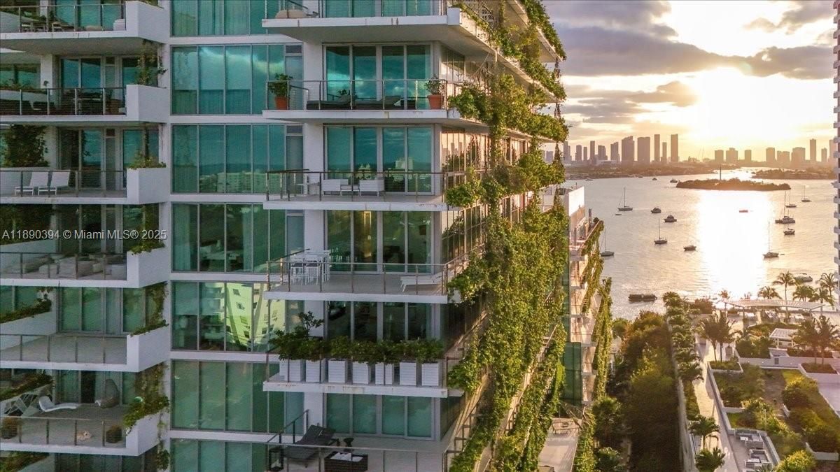 Под контрактом: $35,000 (3 спален, 3 ванн, 2691 Квадратных фут)