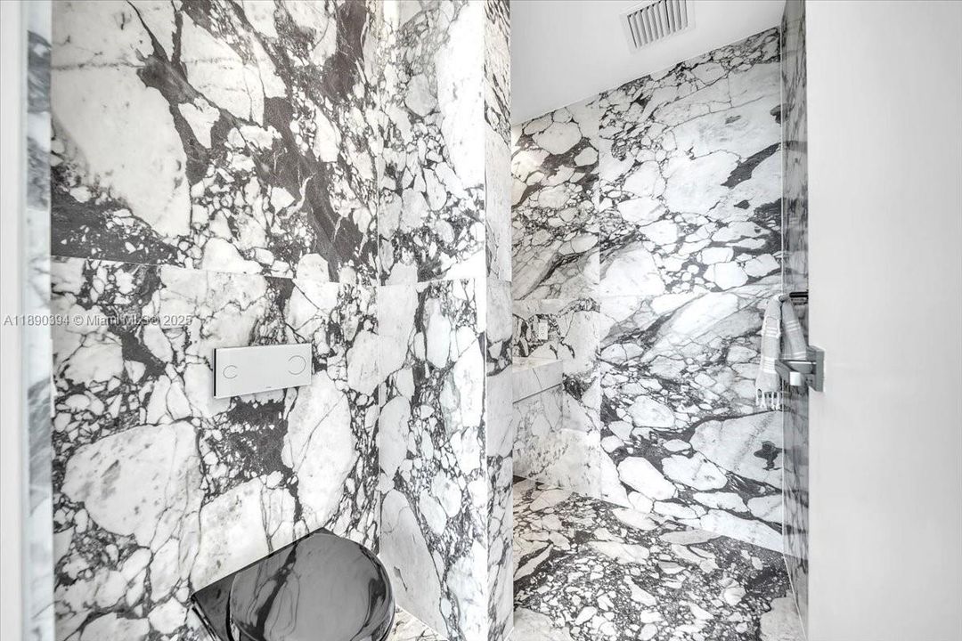 Под контрактом: $35,000 (3 спален, 3 ванн, 2691 Квадратных фут)