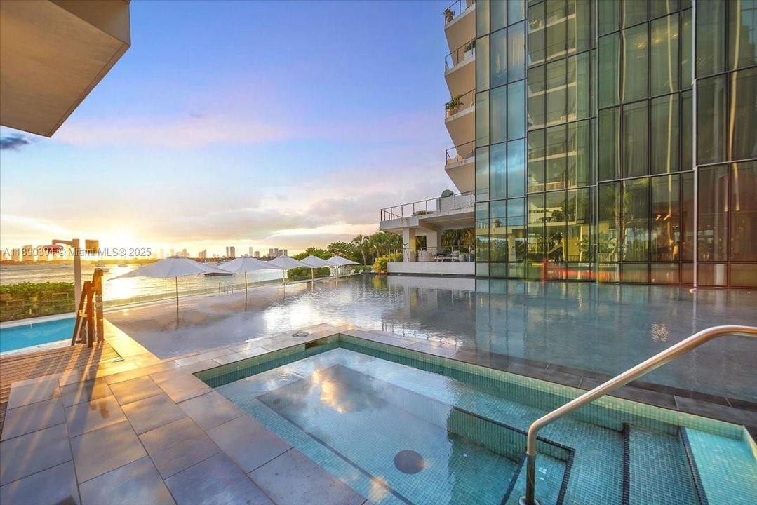 Под контрактом: $35,000 (3 спален, 3 ванн, 2691 Квадратных фут)