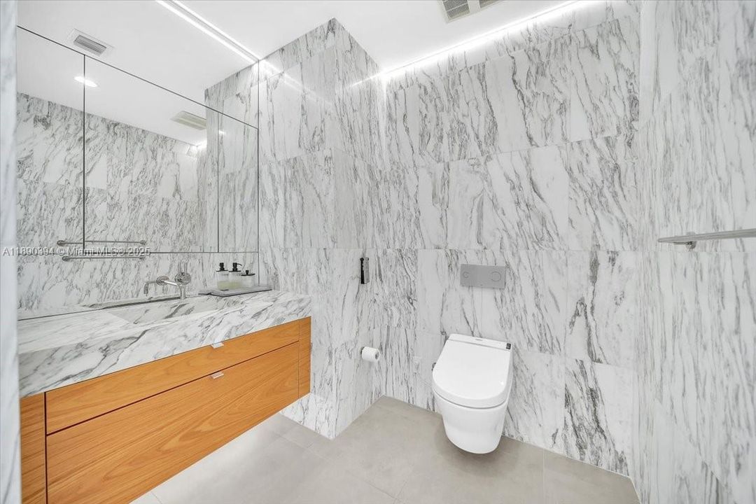 Под контрактом: $35,000 (3 спален, 3 ванн, 2691 Квадратных фут)