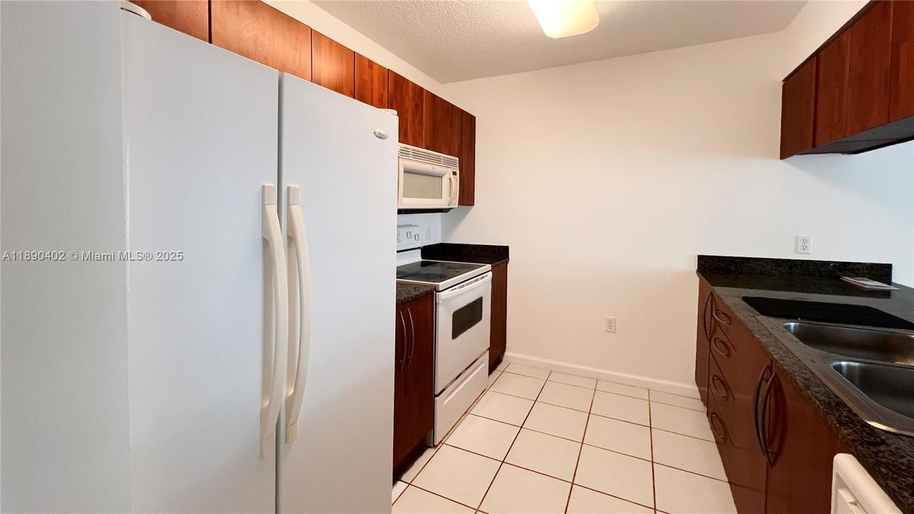 For Sale: $450,000 (1 beds, 1 baths, 818 Square Feet)