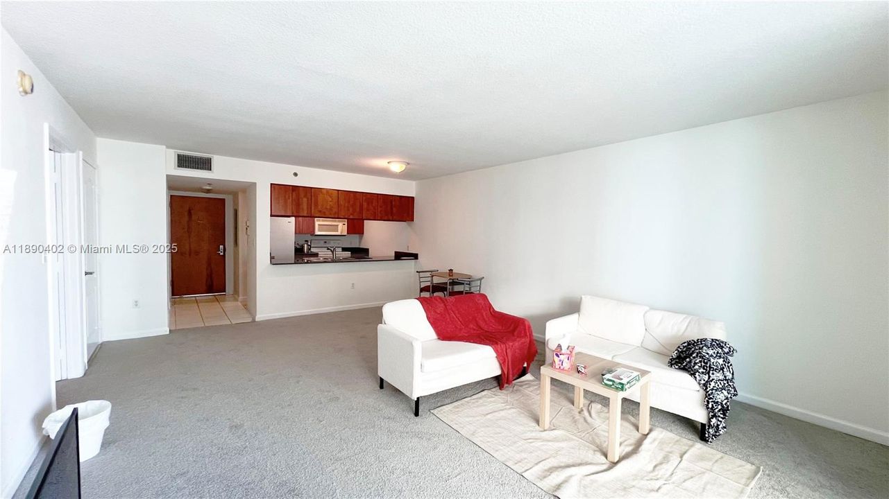For Sale: $450,000 (1 beds, 1 baths, 818 Square Feet)