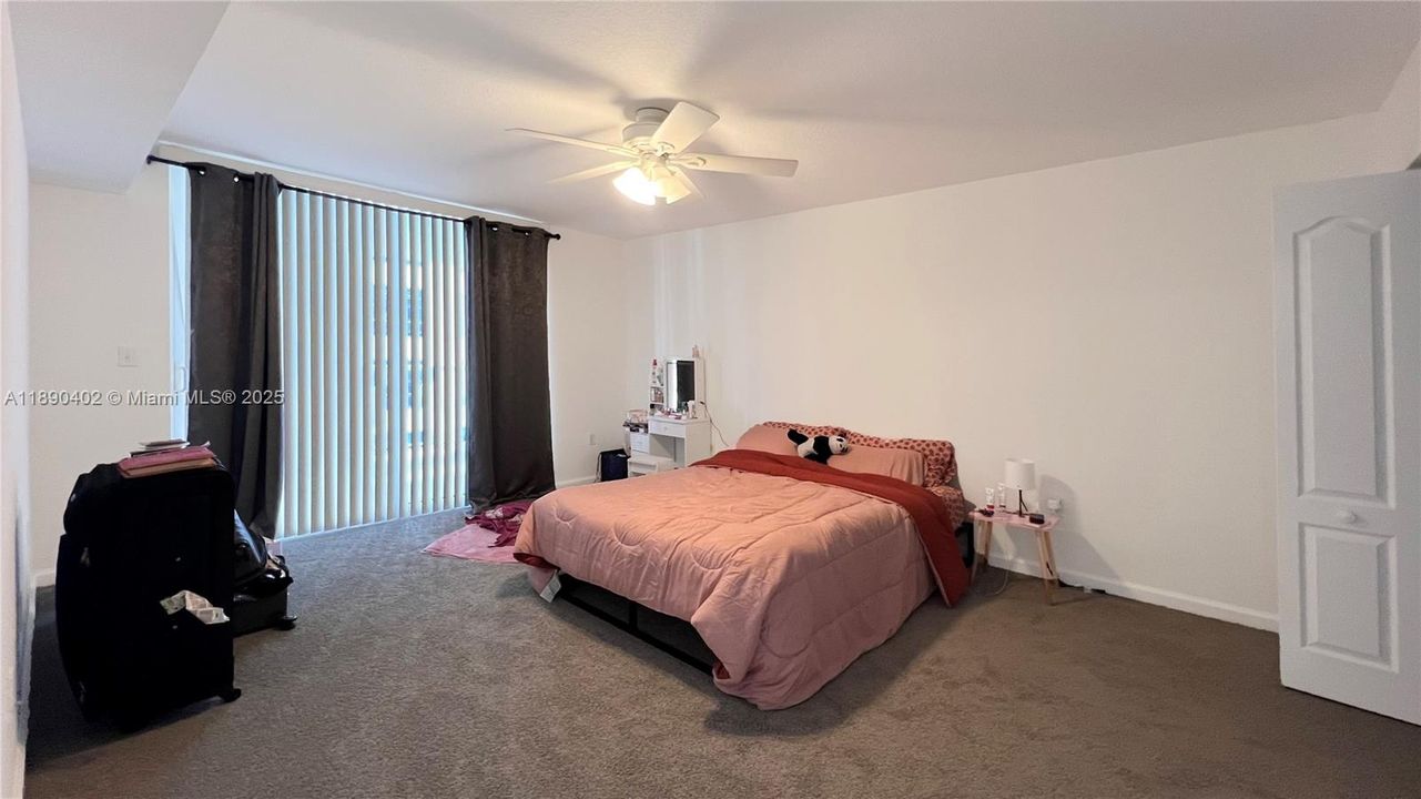 For Sale: $450,000 (1 beds, 1 baths, 818 Square Feet)
