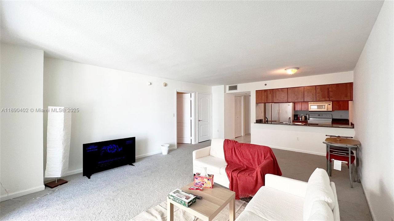 For Sale: $450,000 (1 beds, 1 baths, 818 Square Feet)