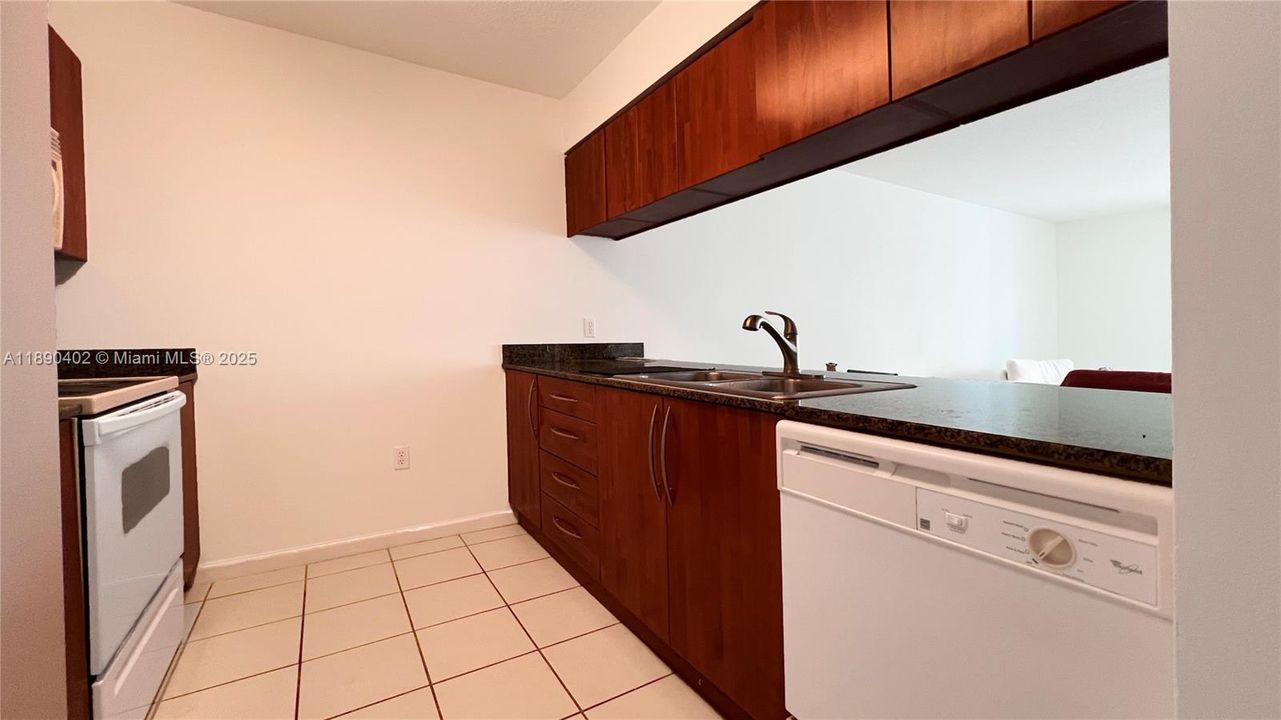 For Sale: $450,000 (1 beds, 1 baths, 818 Square Feet)