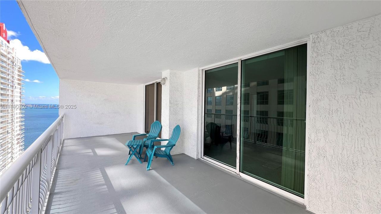 For Sale: $450,000 (1 beds, 1 baths, 818 Square Feet)
