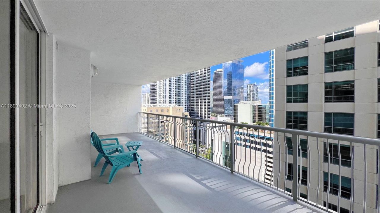 For Sale: $450,000 (1 beds, 1 baths, 818 Square Feet)