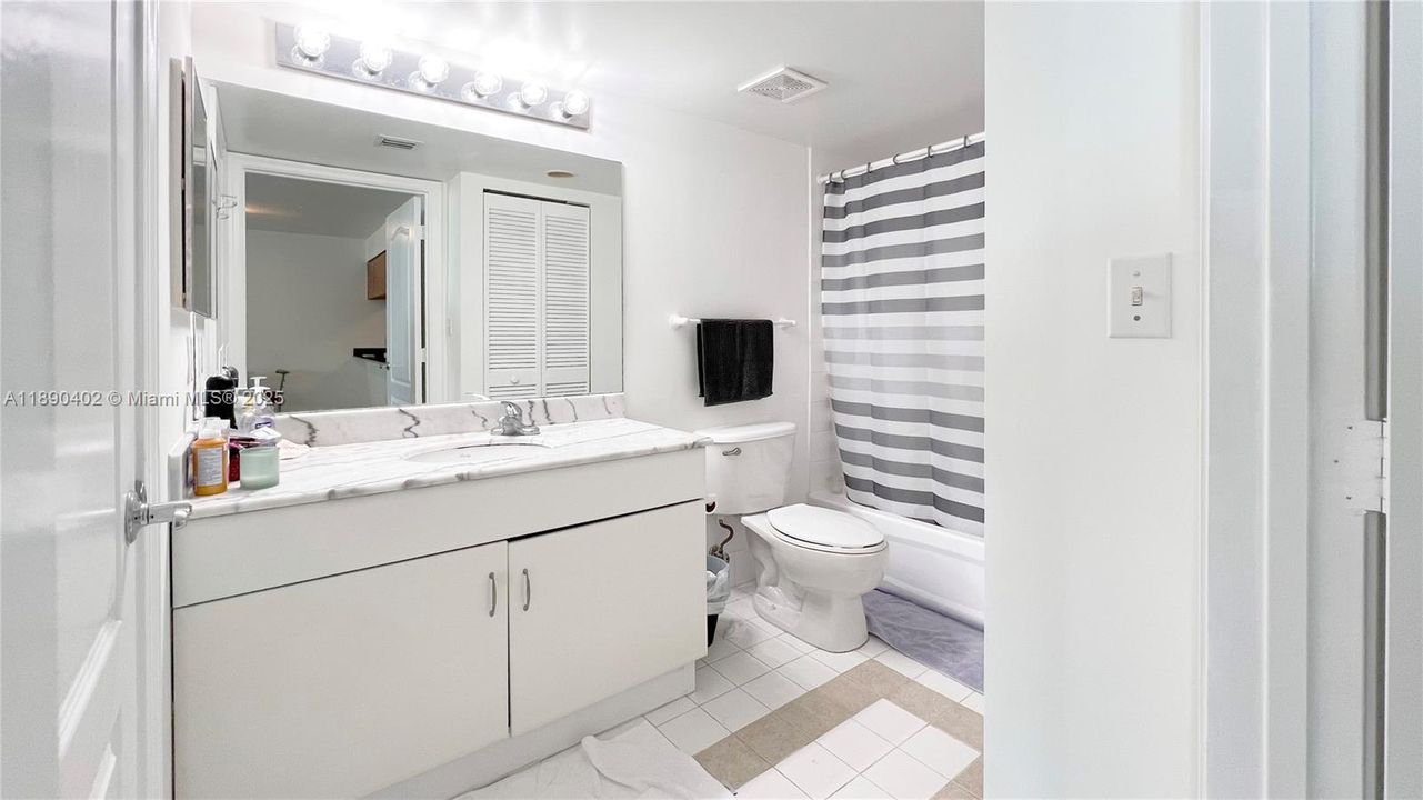 For Sale: $450,000 (1 beds, 1 baths, 818 Square Feet)