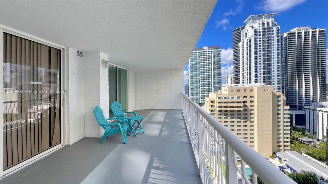 For Sale: $450,000 (1 beds, 1 baths, 818 Square Feet)
